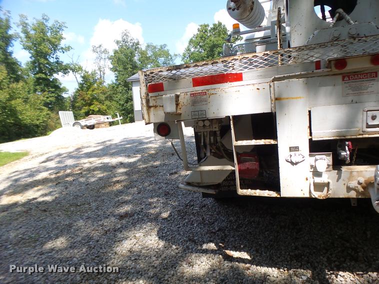 image for item DB5892 2001 International 4700 digger derrick truck