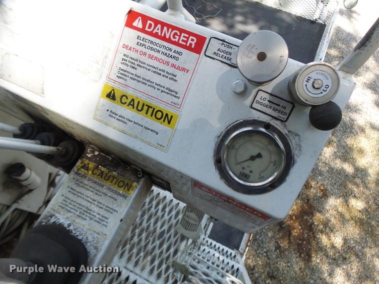 image for item DB5892 2001 International 4700 digger derrick truck