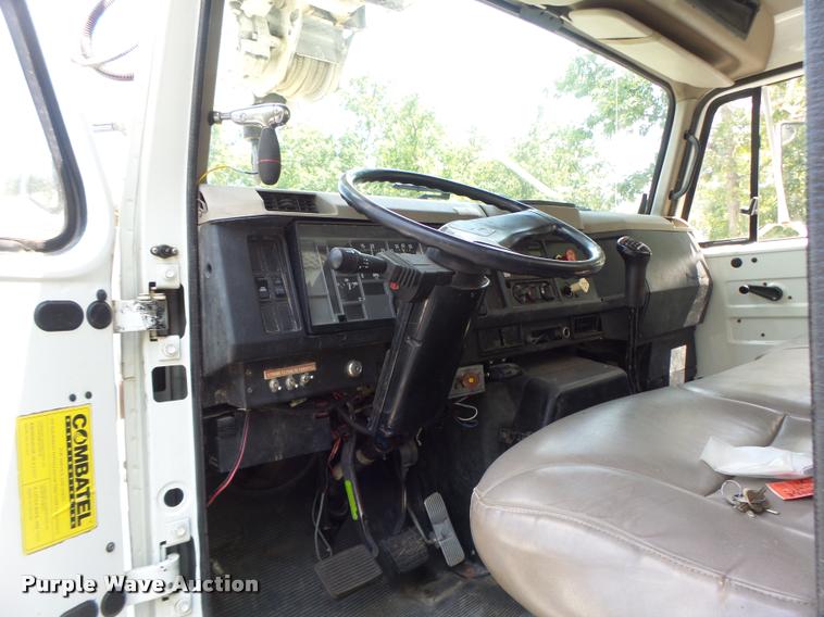 image for item DB5892 2001 International 4700 digger derrick truck