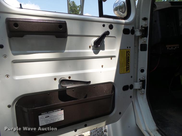 image for item DB5892 2001 International 4700 digger derrick truck