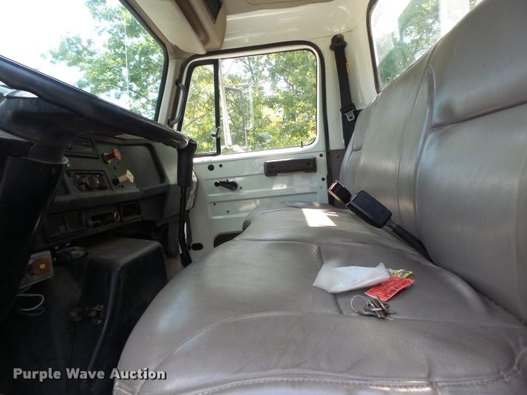 image for item DB5892 2001 International 4700 digger derrick truck