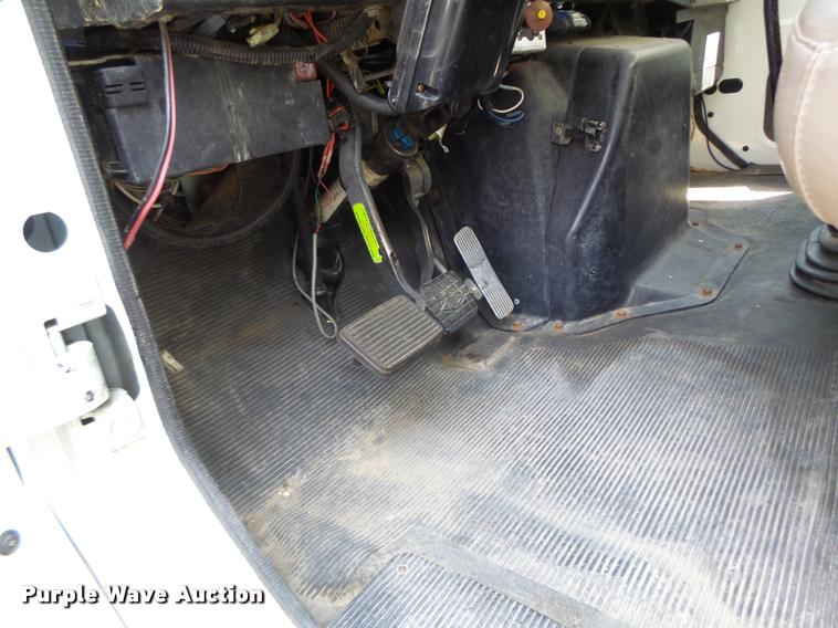 image for item DB5892 2001 International 4700 digger derrick truck