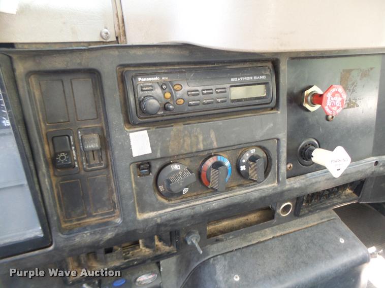 image for item DB5892 2001 International 4700 digger derrick truck