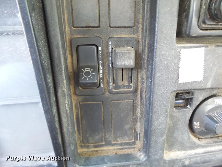 image for item DB5892 2001 International 4700 digger derrick truck