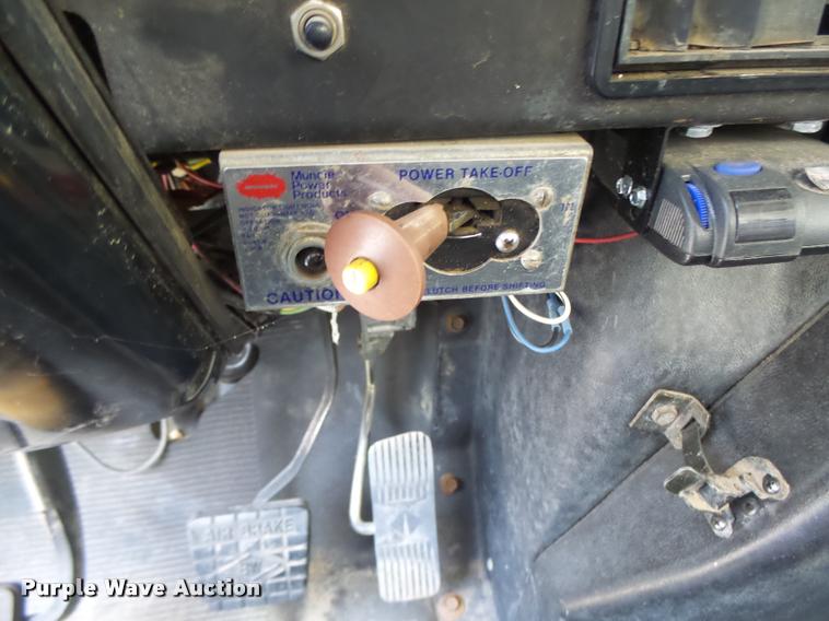 image for item DB5892 2001 International 4700 digger derrick truck