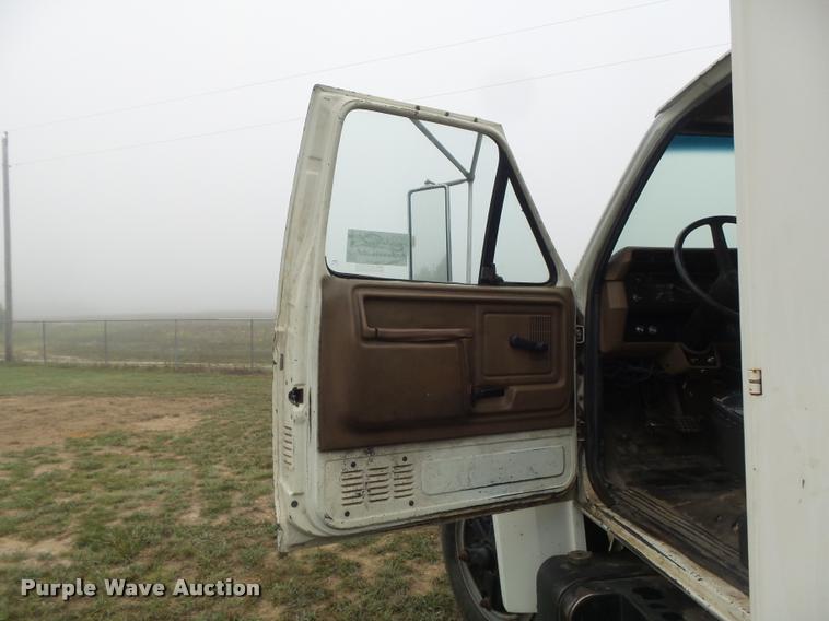 image for item DB6449 1987 Ford F700 service truck