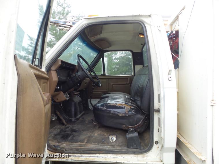 image for item DB6449 1987 Ford F700 service truck