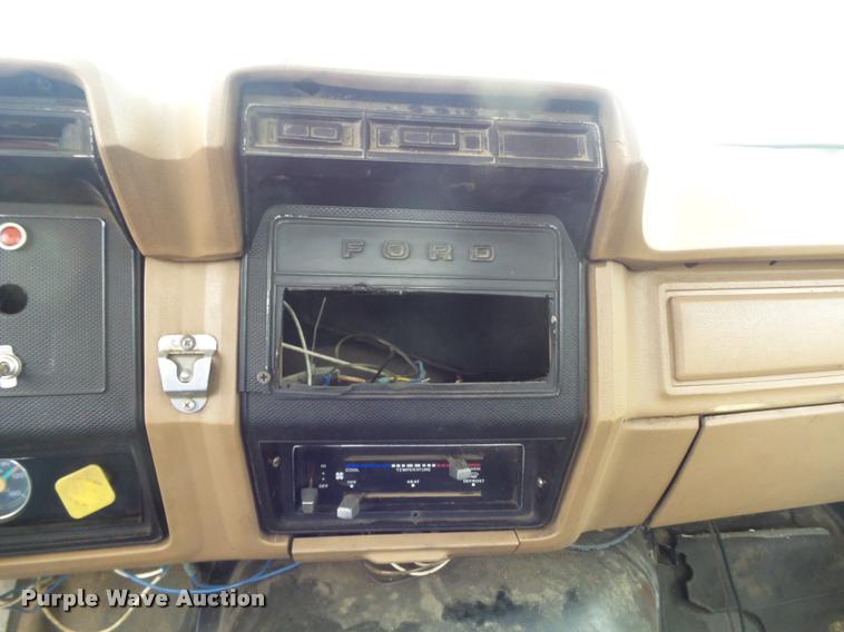 image for item DB6449 1987 Ford F700 service truck