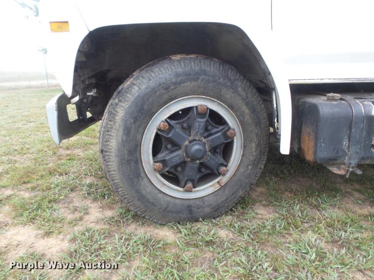 image for item DB6449 1987 Ford F700 service truck