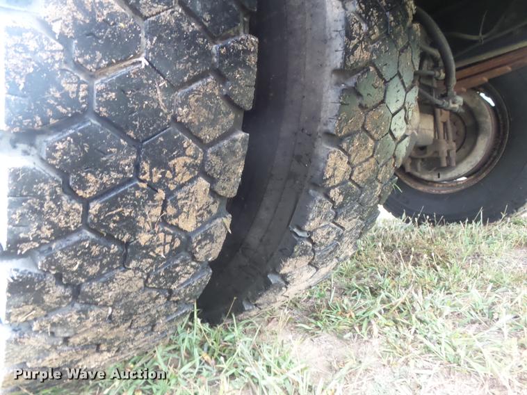 image for item DB6449 1987 Ford F700 service truck