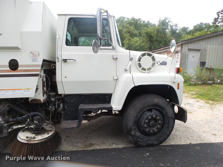 image for item DB7462 1990 Ford L7000 street sweeper truck