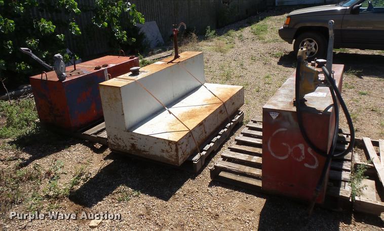 image for item DB8216 (3) fuel tanks