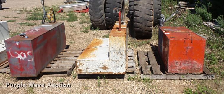 image for item DB8216 (3) fuel tanks