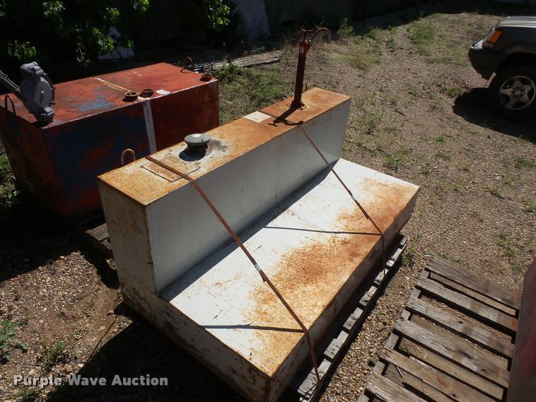 image for item DB8216 (3) fuel tanks