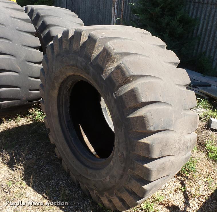 image for item DB8218 (5) Goodyear 20.5-25 loader tires