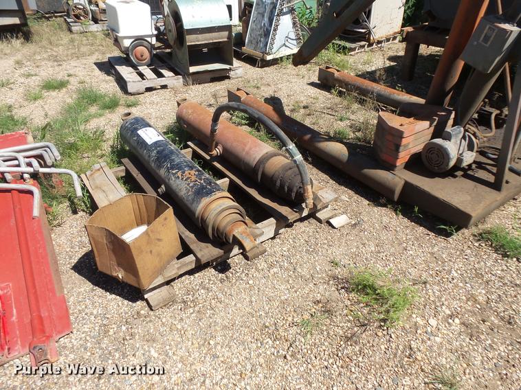 image for item DB8222 (2) hydraulic cylinders