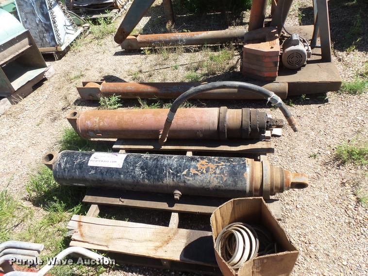 image for item DB8222 (2) hydraulic cylinders