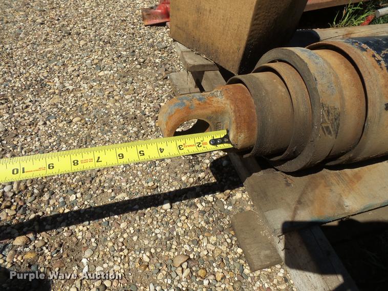 image for item DB8222 (2) hydraulic cylinders