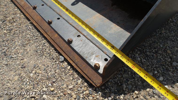 image for item DC2731 Caterpillar skid steer bucket