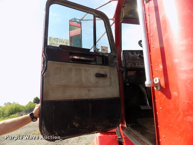 image for item DC4931 1995 Freightliner FLD semi truck