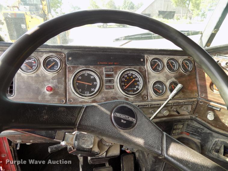 image for item DC4931 1995 Freightliner FLD semi truck