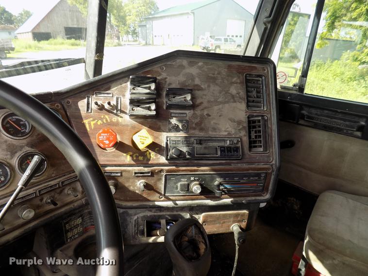 image for item DC4931 1995 Freightliner FLD semi truck