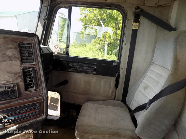 image for item DC4931 1995 Freightliner FLD semi truck