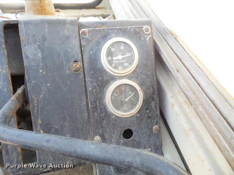 image for item DC5415 1981 P & H Omega 25 crane