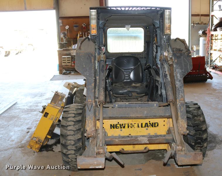 image for item DD0176 2009 New Holland L175 skid steer