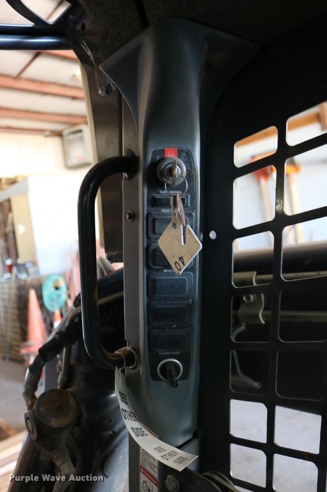 image for item DD0176 2009 New Holland L175 skid steer