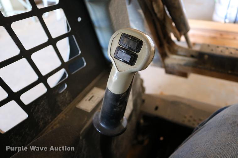 image for item DD0176 2009 New Holland L175 skid steer