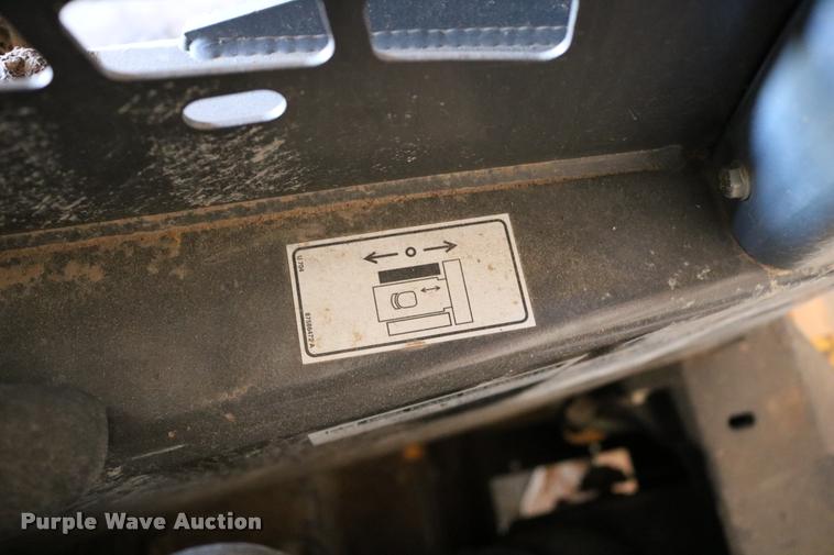 image for item DD0176 2009 New Holland L175 skid steer