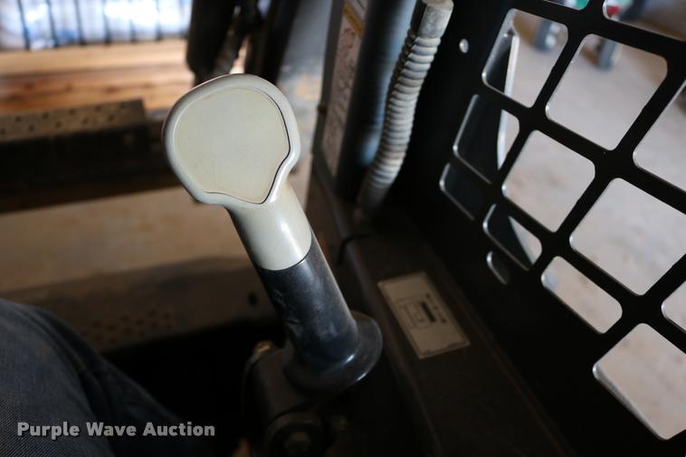 image for item DD0176 2009 New Holland L175 skid steer