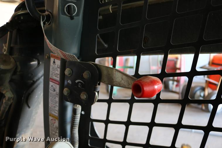 image for item DD0176 2009 New Holland L175 skid steer