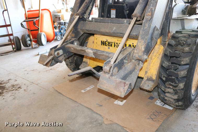 image for item DD0176 2009 New Holland L175 skid steer