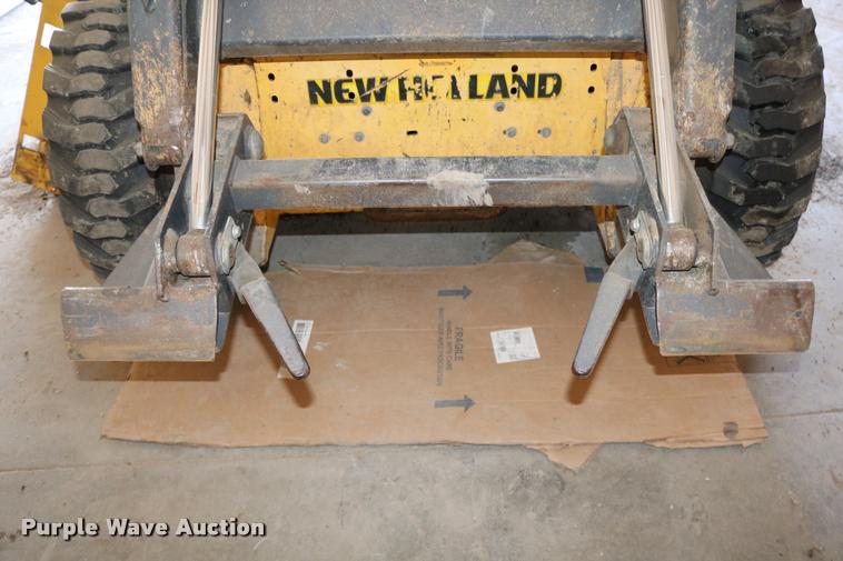 image for item DD0176 2009 New Holland L175 skid steer