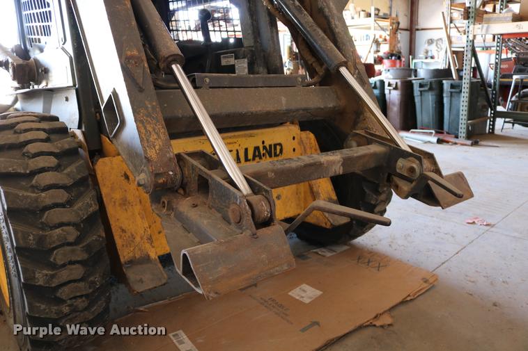 image for item DD0176 2009 New Holland L175 skid steer