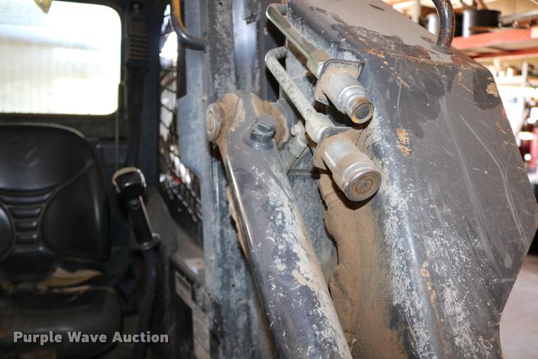 image for item DD0176 2009 New Holland L175 skid steer