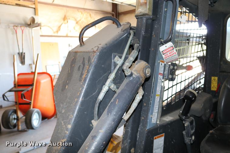 image for item DD0176 2009 New Holland L175 skid steer