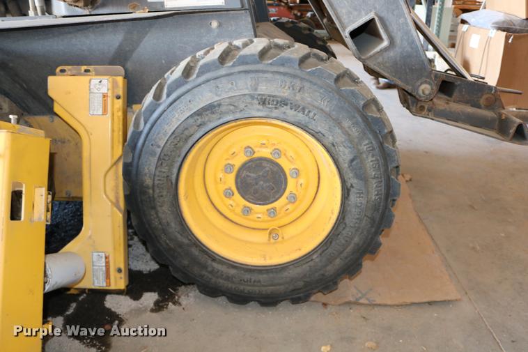 image for item DD0176 2009 New Holland L175 skid steer
