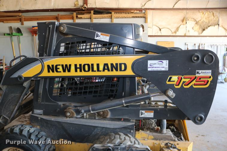 image for item DD0176 2009 New Holland L175 skid steer