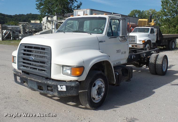 image for item DD1561 1998 Ford F800 truck cab and chassis