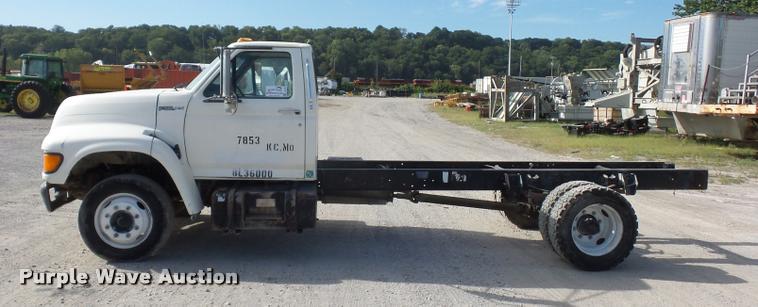 image for item DD1561 1998 Ford F800 truck cab and chassis