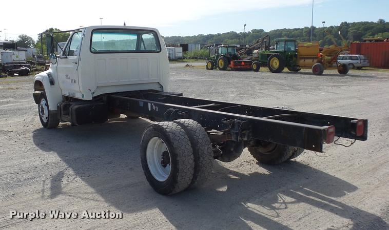 image for item DD1561 1998 Ford F800 truck cab and chassis