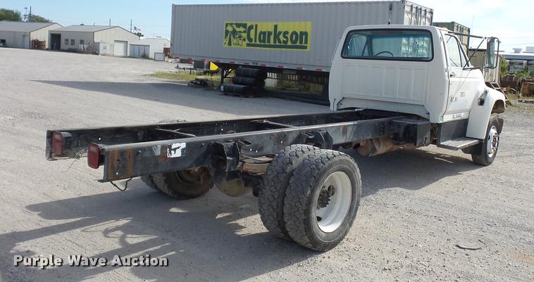 image for item DD1561 1998 Ford F800 truck cab and chassis