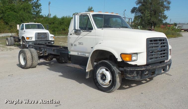 image for item DD1561 1998 Ford F800 truck cab and chassis