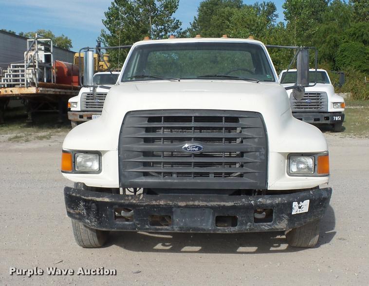 image for item DD1561 1998 Ford F800 truck cab and chassis