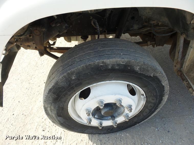 image for item DD1561 1998 Ford F800 truck cab and chassis