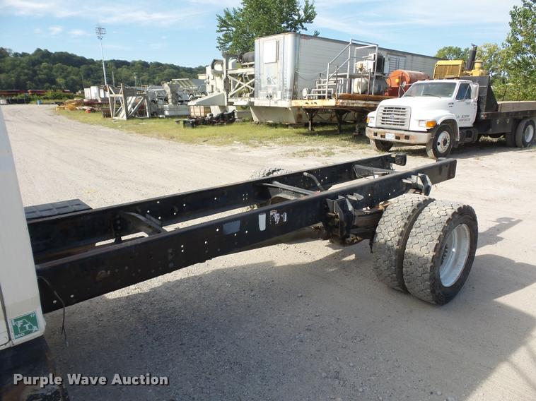 image for item DD1561 1998 Ford F800 truck cab and chassis