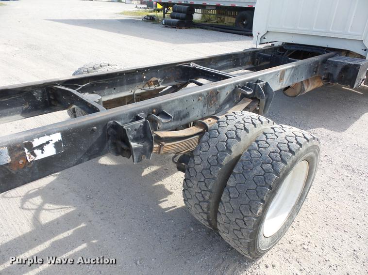 image for item DD1561 1998 Ford F800 truck cab and chassis
